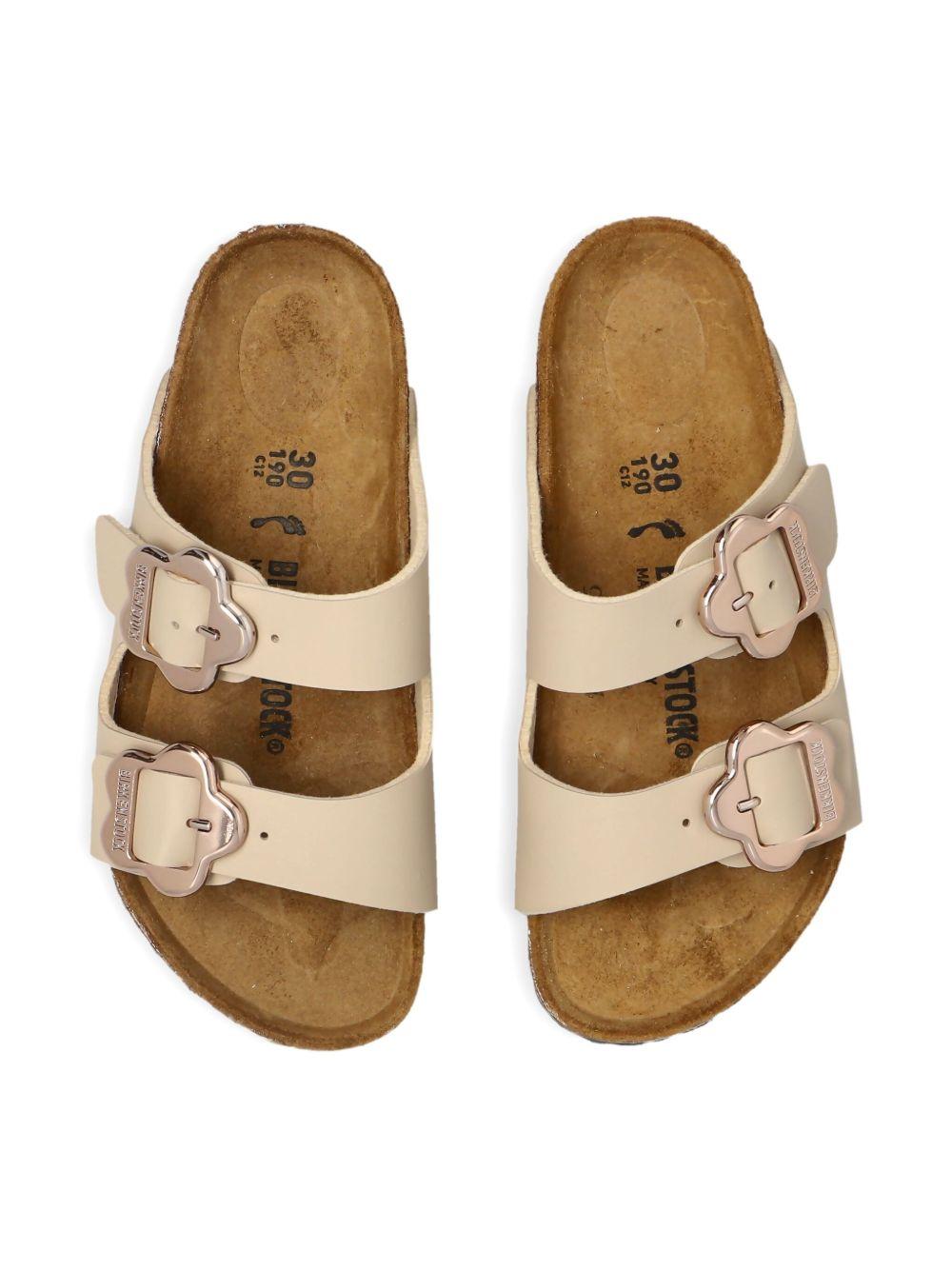 Sandali per bambina Birkenstock Kids beige con fibbia a forma di fiore - Rubino Kids