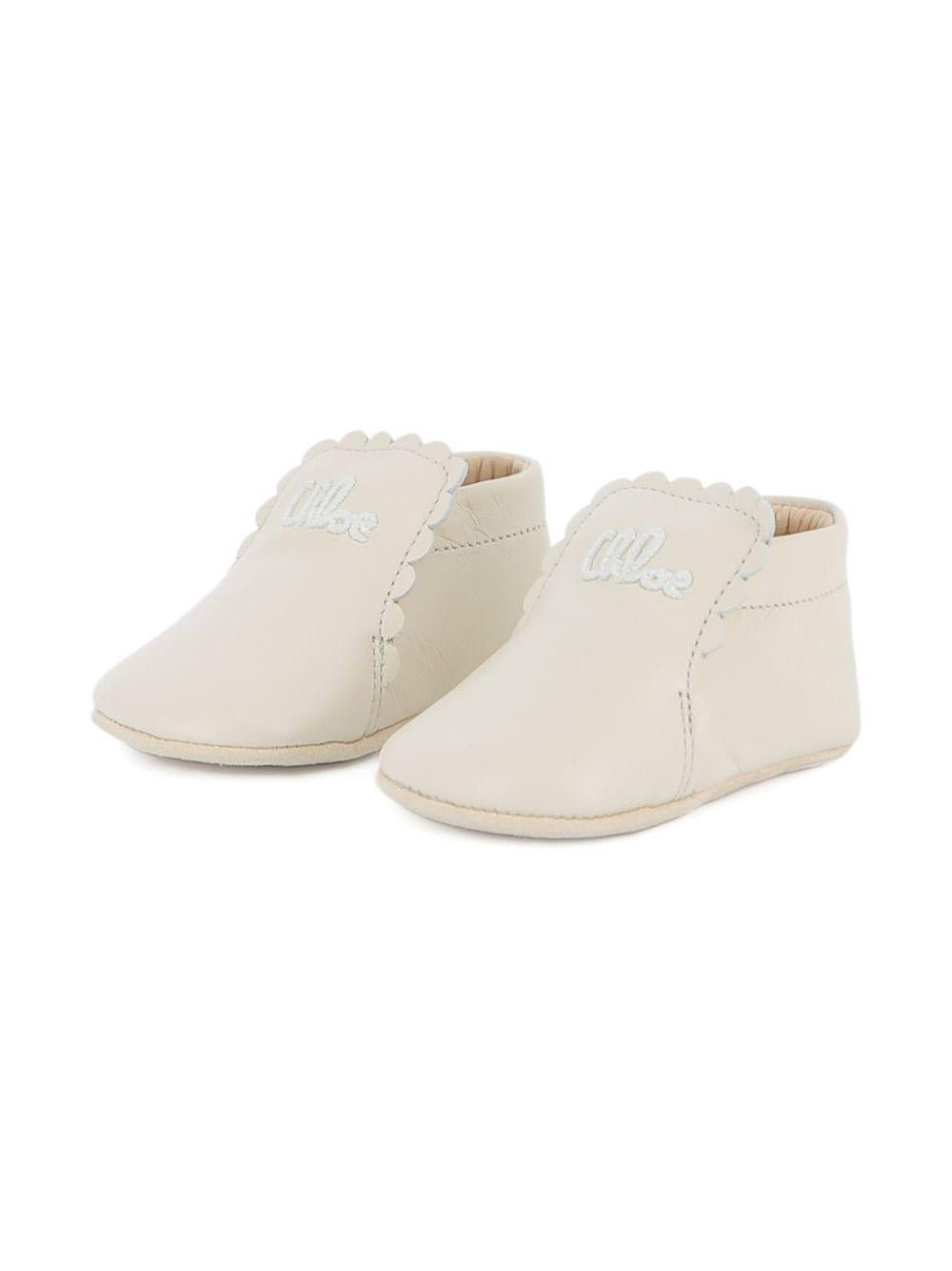 Scarpine primi passi per neonata Chloé Kids beige con ricamo con logo - Rubino Kids