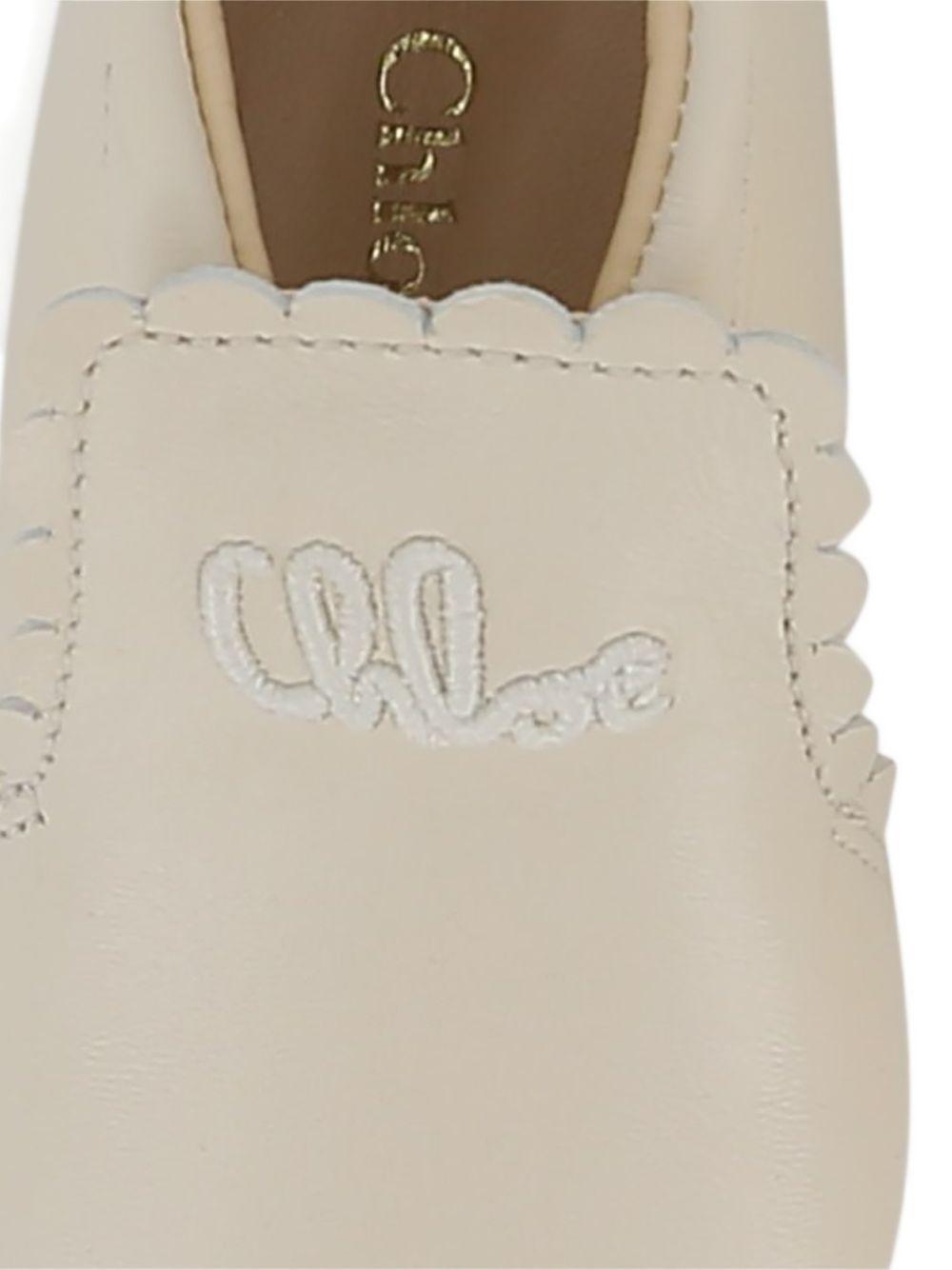 Scarpine primi passi per neonata Chloé Kids beige con ricamo con logo - Rubino Kids