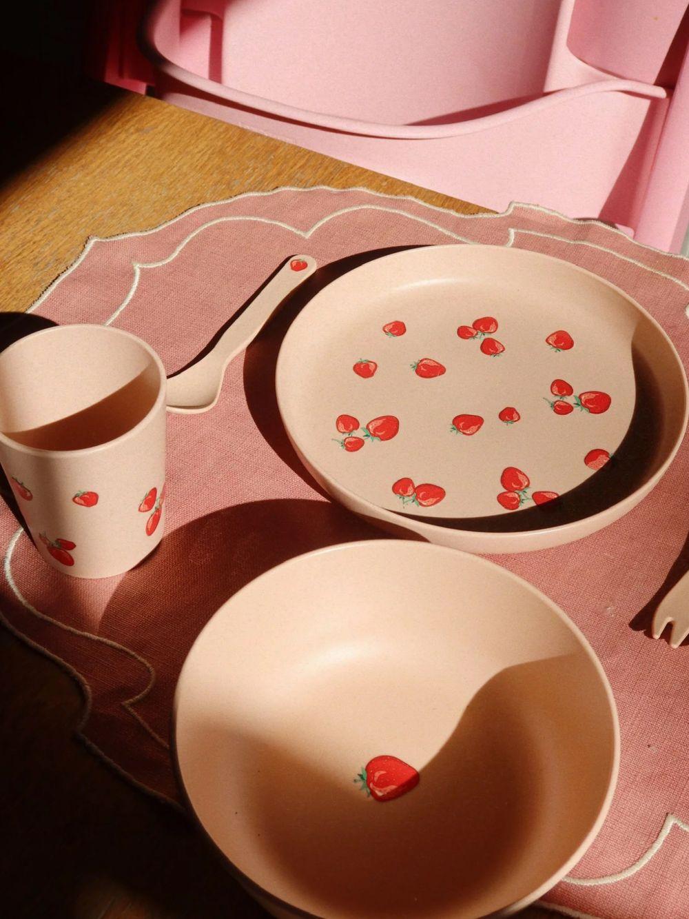 Set da tavola per bambina Konges Sløjd rosa con decorazione a fragole - Rubino Kids