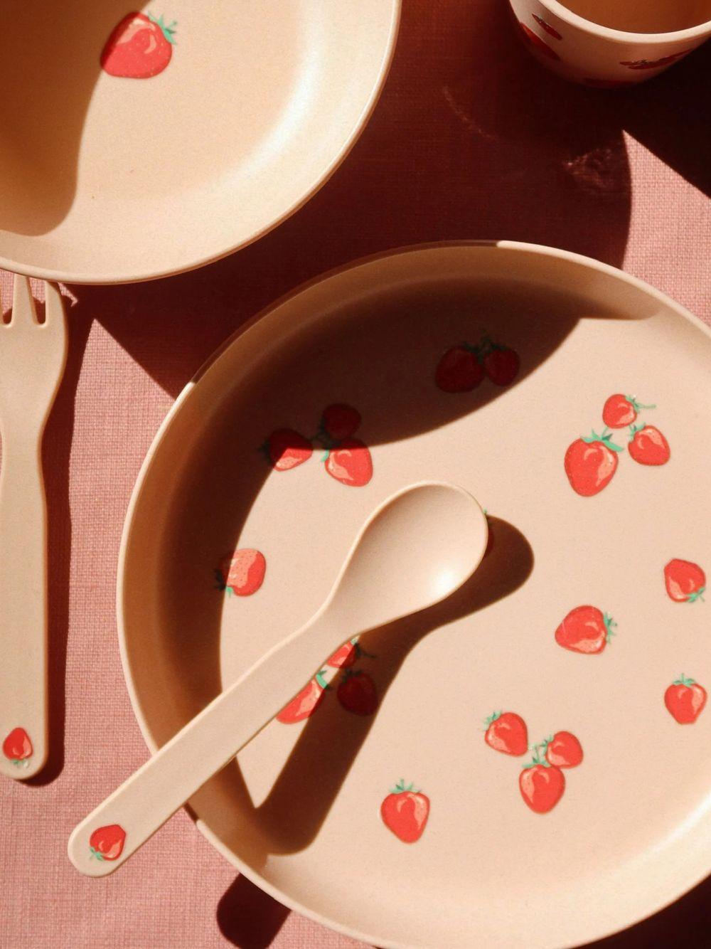 Set da tavola per bambina Konges Sløjd rosa con decorazione a fragole - Rubino Kids