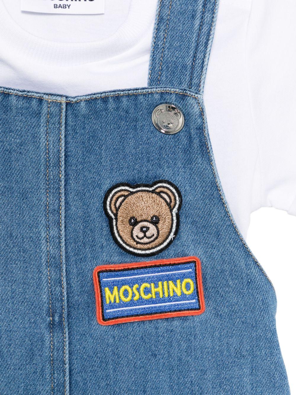 Set t-shirt e salopette per neonati Moschino Kids multicolore con toppa con logo sul davanti - Rubino Kids