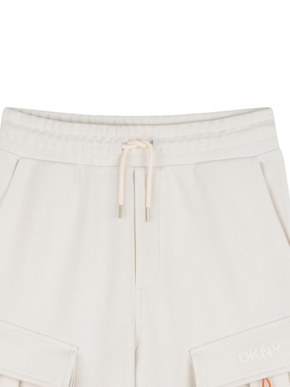 Shorts per bambino Dkny Kids beige con tasche cargo - Rubino Kids