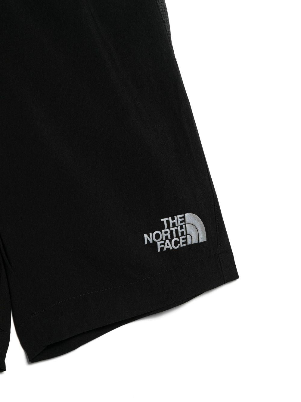 Shorts per bambino The North Face Kids neri con logo sul davanti - Rubino Kids
