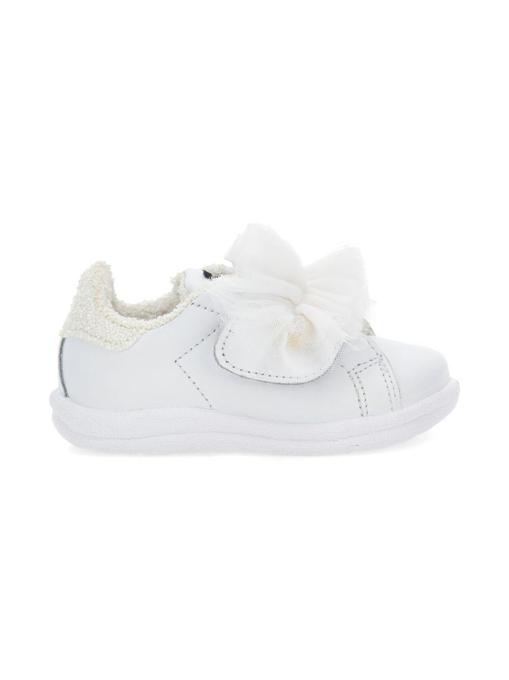 Sneakers per bambina Monnalisa bianche con dettaglio in tulle - Rubino Kids