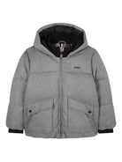 Piumino per bambino Boss Kidswear grigio con cappuccio e stampa con logo sul petto J52394 A46 BOSS KIDS 