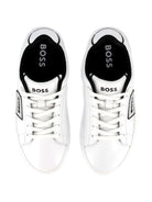 Sneakers per bambino BOSS Kids bianche con dettaglio con placca con logo J52554 10P BOSS KIDS 