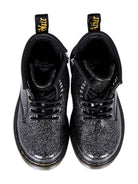 Stivali per bambina Dr. Martens Kids neri con effetto glitter 41435001 1460 Dr martens kids 