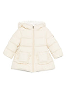 Giubbino per neonata Moncler Enfant beige con ruches sulle tasche K29511C00001597YW 041 MONCLER KIDS 