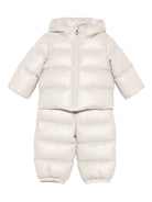 Tuta da neve per neonati Moncler Enfant beige trapuntata con cappuccio K29511F00001597YX 20N MONCLER KIDS 