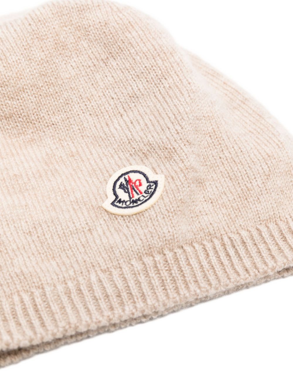 Berretto per neonati Moncler Enfant beige con toppa con logo K29513B00002M1223 230 MONCLER KIDS 