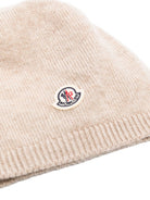 Berretto per neonati Moncler Enfant beige con toppa con logo K29513B00002M1223 230 MONCLER KIDS 