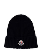 Berretto a coste per bambino Moncler Enfant nero con applicazione con logo K29543B00009M1131 999 MONCLER KIDS 