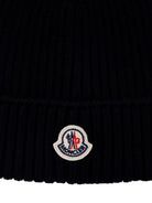 Berretto a coste per bambino Moncler Enfant nero con applicazione con logo K29543B00009M1131 999 MONCLER KIDS 