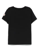 T-shirt per bambina Moncler Enfant nera con logo in rilievo e toppa sulla manica K29548C0001689AT9 999 MONCLER KIDS 