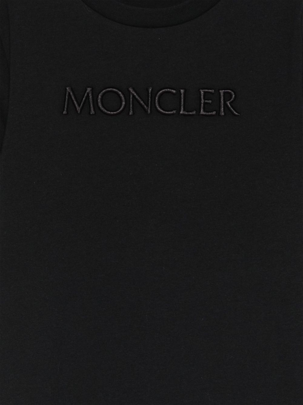 T-shirt per bambina Moncler Enfant nera con logo in rilievo e toppa sulla manica K29548C0001689AT9 999 MONCLER KIDS 