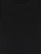 T-shirt per bambina Moncler Enfant nera con logo in rilievo e toppa sulla manica K29548C0001689AT9 999 MONCLER KIDS 