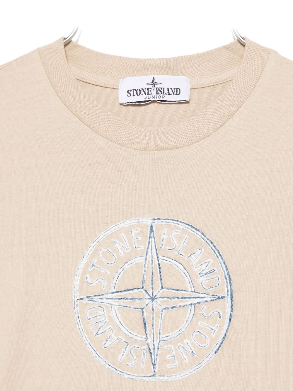 T-shirt per bambino Stone Island Junior beige con caratteristico logo sul davanti K2S162100008S0264 V0095 STONE ISLAND KIDS 