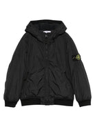 Giacca per bambino Stone Island Junior nero con cappuccio e toppa con logo K2S164100007S0A23 V0029 STONE ISLAND KIDS 