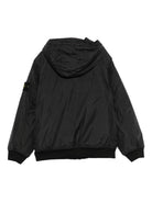 Giacca per bambino Stone Island Junior nero con cappuccio e toppa con logo K2S164100007S0A23 V0029 STONE ISLAND KIDS 