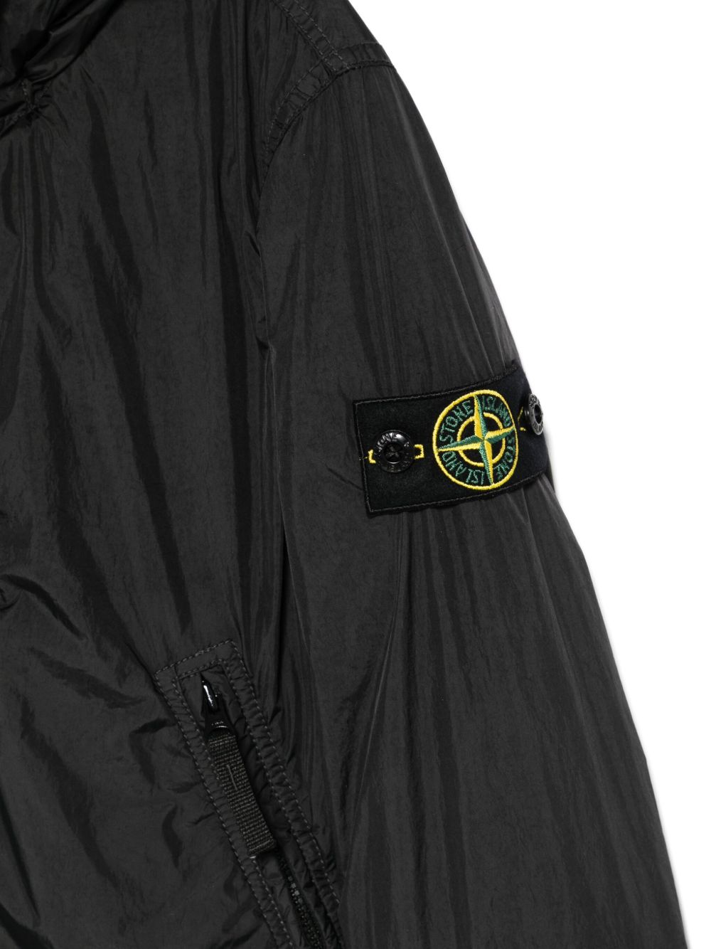 Giacca per bambino Stone Island Junior nero con cappuccio e toppa con logo K2S164100007S0A23 V0029 STONE ISLAND KIDS 