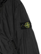 Giacca per bambino Stone Island Junior nero con cappuccio e toppa con logo K2S164100007S0A23 V0029 STONE ISLAND KIDS 