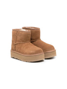 Stivali per bambina UGG Kids Classic Mini II beige con suola alta 1143700K CHE UGG KIDS 