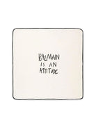 Coperta per neonati Balmain Kids bianca con scritta "Balmain is an attitude" sul davanti BZ0310 Z3672 102NE BALMAIN KIDS 