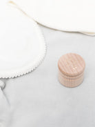 Set regalo tutina cappellino e bavaglino per neonati Bonpoint Kids grigio con portadenti inciso PEYKIKN0101 014 BONPOINT KIDS 