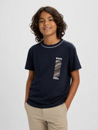 T-shirt per bambino Boss Kids blu con logo sul davanti J53413 849 BOSS KIDS 