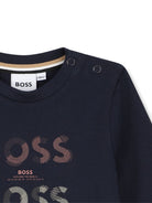 T-shirt per neonato Boss Kids blu con logo sul davanti J53497 849 BOSS KIDS 