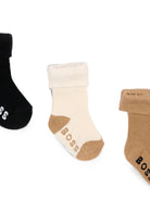Tre paia di calzini per neonato Boss Kids multicolore con logo ricamato J53568 269 BOSS KIDS 
