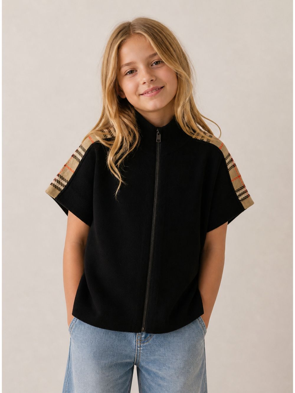 Mantella in lana per bambini Burberry Kids nera con finiture a quadri 8129887 C1462 BURBERRY KIDS 