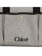 Borsa fasciatoio per neonati Chloé Kids grigia con logo ricamato frontale C21398 A46 CHLOE' KIDS 
