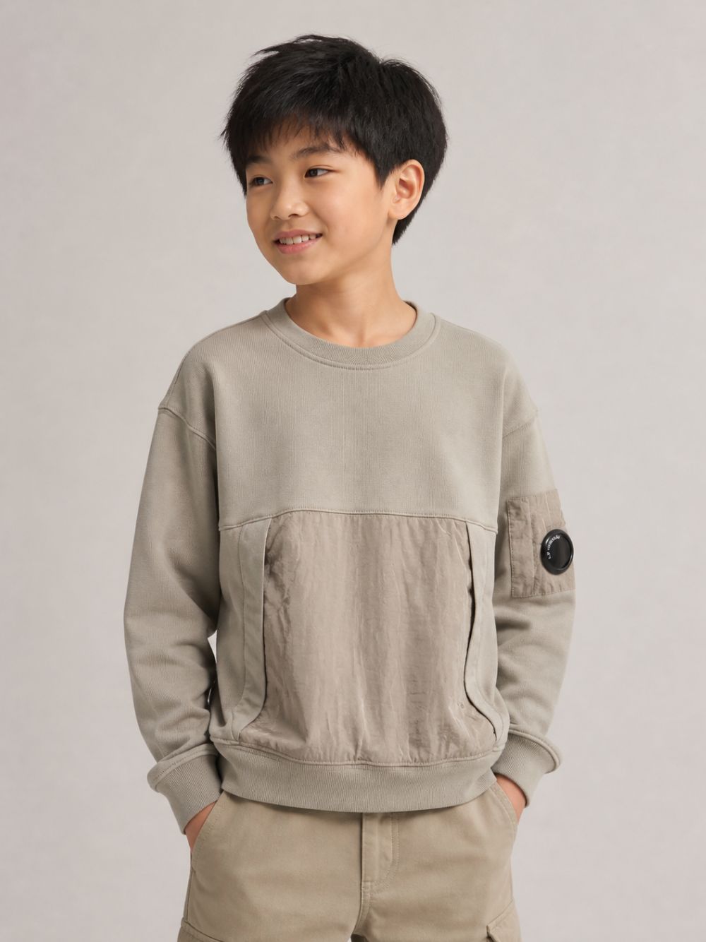 Felpa per bambino C.P. Company Kids grigio con tasca con zip sulla manica CUF023LCA76 60503 C.P.COMPANY KIDS 