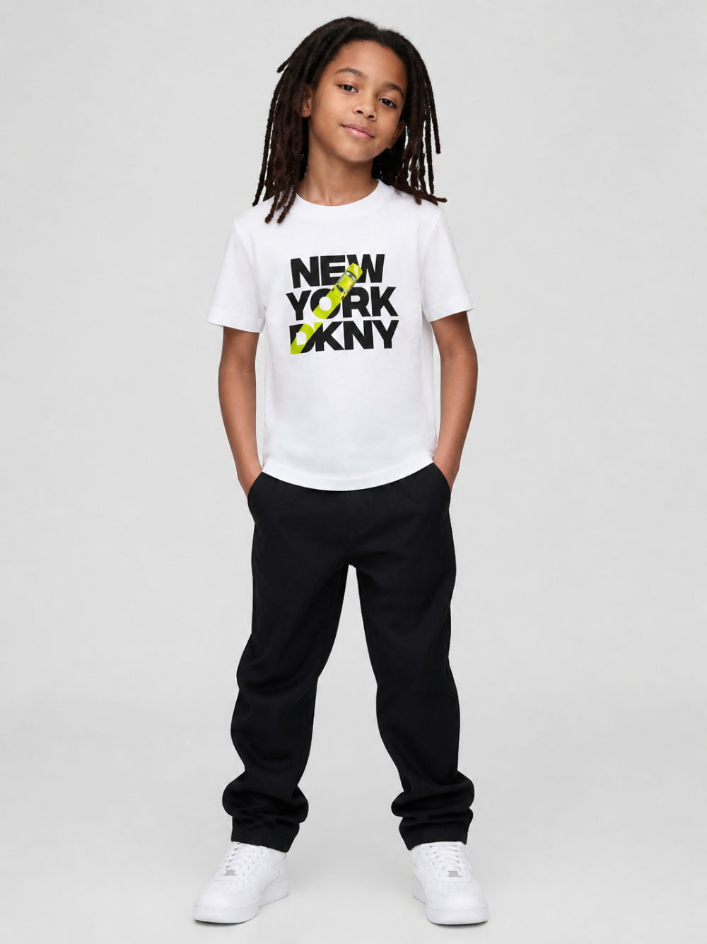 T-shirt per bambino DKNY Kids bianca con logo sul davanti D62873 10P DKNY KIDS 