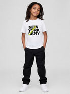T-shirt per bambino DKNY Kids bianca con logo sul davanti D62873 10P DKNY KIDS 