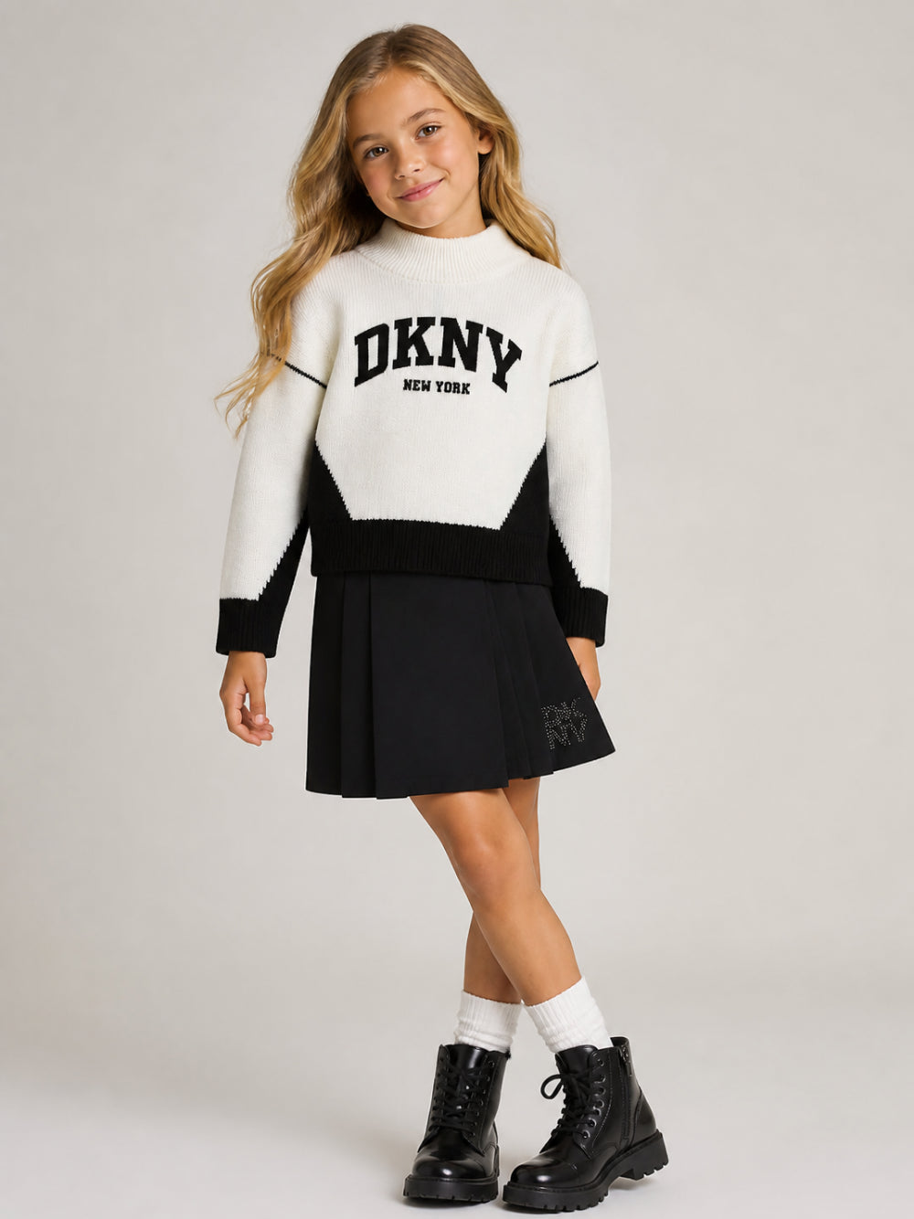 Maglione per bambina DKNY Kids bianco con logo sul davanti D62897 N50 DKNY KIDS 