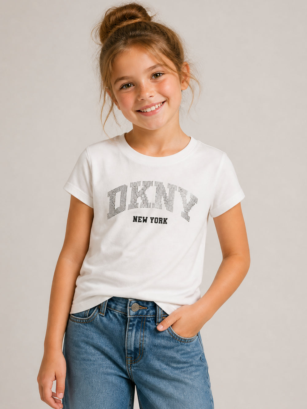 T-shirt per bambina DKNY Kids bianca con dettagli con strass D62912 117 DKNY KIDS 