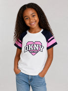 T-shirt per bambina Dkny Kids bianca con stampa grafica D62915 117 DKNY KIDS 