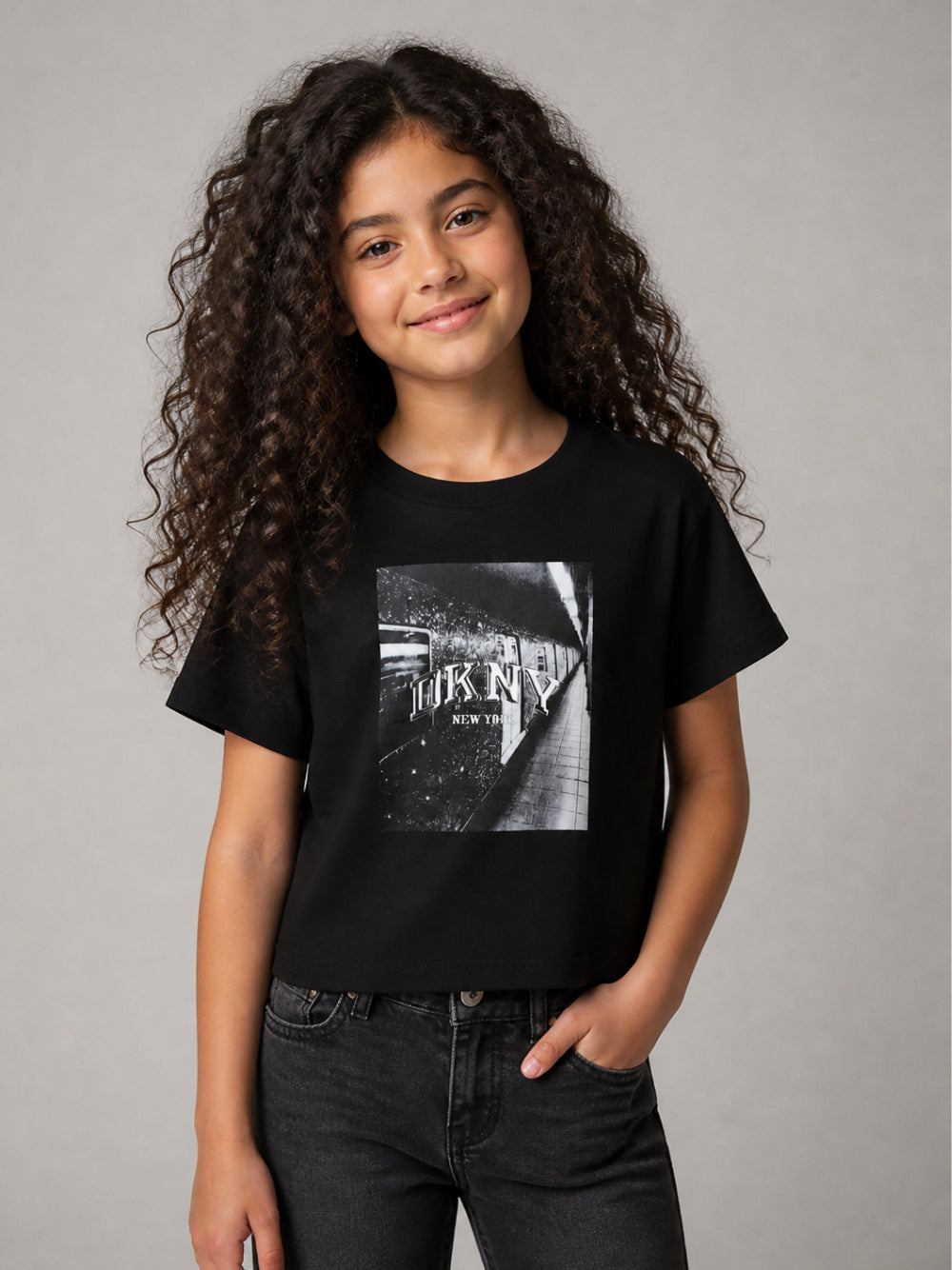 T-shirt per bambina DKNY Kids nera con stampa grafica D62919 09B DKNY KIDS 