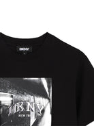 T-shirt per bambina DKNY Kids nera con stampa grafica D62919 09B DKNY KIDS 