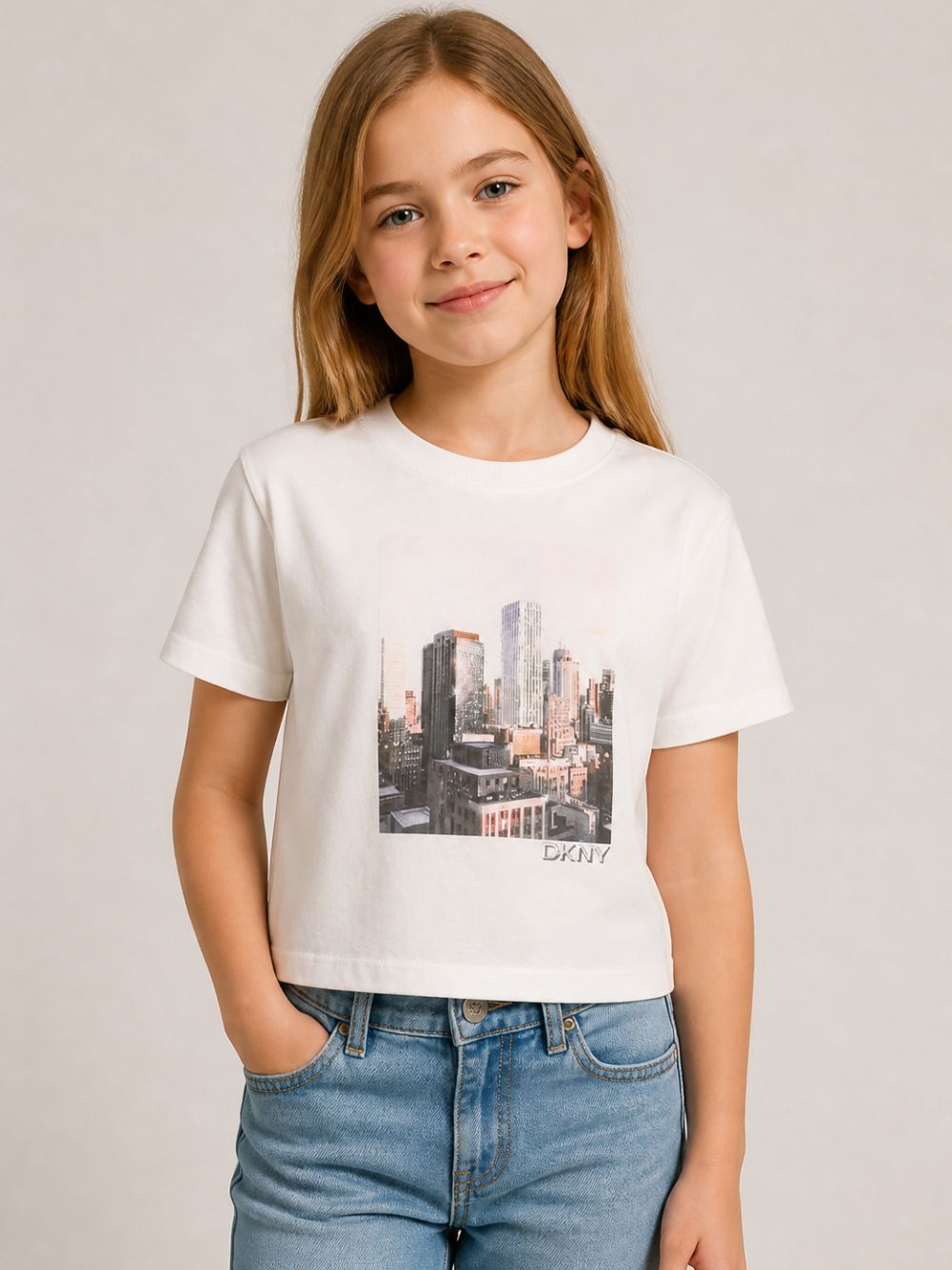 T-shirt per bambina DKNY Kids bianca con stampa grafica D62919 117 DKNY KIDS 