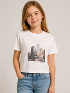 T-shirt per bambina DKNY Kids bianca con stampa grafica D62919 117 DKNY KIDS 