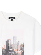 T-shirt per bambina DKNY Kids bianca con stampa grafica D62919 117 DKNY KIDS 