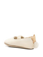 Scarpe per neonata Donsje Kids beige con dettaglio pompon sul retro 1043801 BL170 DONSJE KIDS 