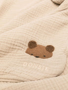 Coperta per neonati Donsje Kids beige con motivo a orsetto ricamato 7100101 00017 DONSJE KIDS 