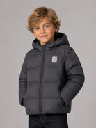 Giubbino per bambino Emporio Armani Kids grigio scuro con applicazione con logo sul petto EB001513 AF26005 UA030 EMPORIO ARMANI KIDS 