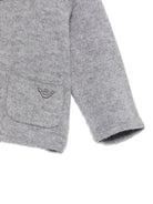 Cardigan per neonato Emporio Armani Kids grigio con logo ricamato sul davanti EB001580 AF27310 O8035 EMPORIO ARMANI KIDS 