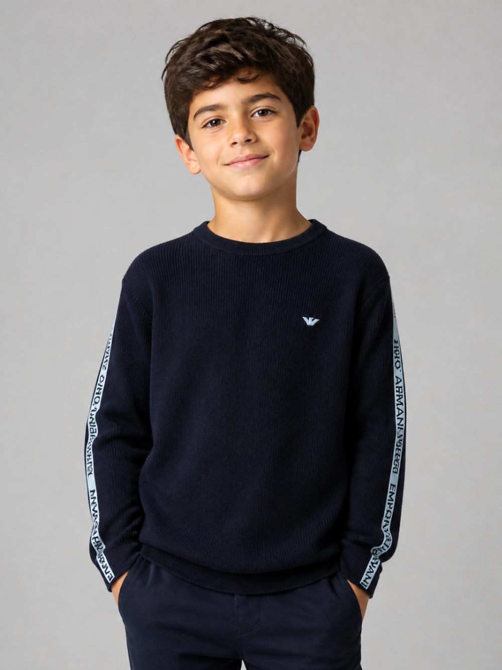 Maglione per bambino Emporio Armani Kids blu con stampa logo sulle maniche EB001586 AF27315 UB118 EMPORIO ARMANI KIDS 